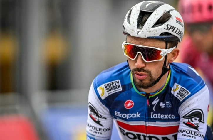 Le Français Julian Alaphilippe de l'équipe Soudal Quick-Step franchit la ligne d'arrivée du Tour des Flandres 2023, 273,4 km de Bruges à Audenarde, le 2 avril 2023