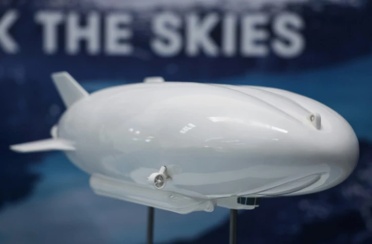 Une maquette miniature pour la future production de l'Airlander 10 au centre Hybrid Air Vehicles de Bedford, en Angleterre, le 26 février 2024