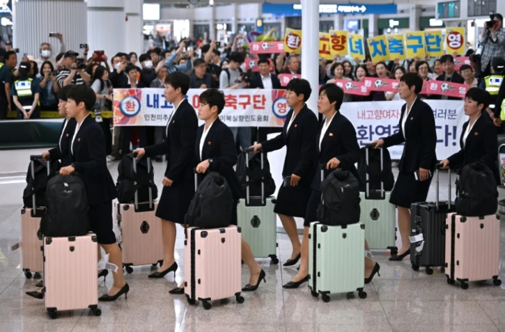 Les joueuses du club féminin nord-coréen Naegohyang sont arrivées à l'aéroport international d'Incheon, le 17 mai 2026, en vue de la demi-finale de la Ligue des champions asiatique féminine qui les opposera au club féminin sud-coréen Suwon FC. 