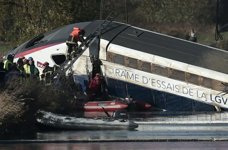 Motrice et wagon du TGV dans un canal d'Eckwersheim près de Strasbourg, dans le nord-est de la France, après avoir déraillé le 14 novembre, le 15 novembre 2015