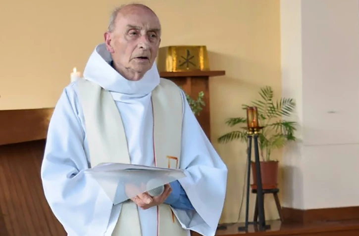 Le père Jacques Hamel célébrant la messe le 11 juin 2016 à l'église de Saint-Etienne-du-Rouvray 