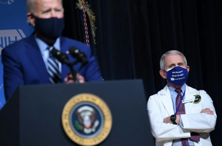 Le président américain Joe Biden (g) et son conseiller médical Anthony Fauci aux Instituts nationaux de santé (NIH) de Bethesda (Maryland), le 11 février 2021