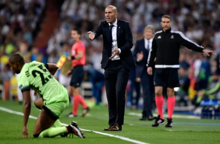 L'entraîneur Zinédine Zidane replace les joueurs du Real Madrid face à Manchester City en Ligue des champions, le 4 mai 2016 à Santiago-Bernabeu