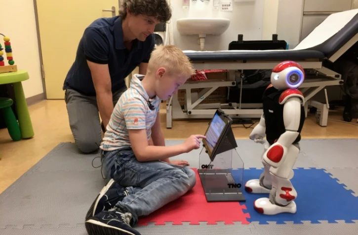 A sept ans, Ruben est déjà capable de mesurer son taux de glucose sanguin et de compter les glucides d'un verre de lait, tout cela grâce à son nouvel ami Charlie le robot