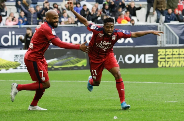 L'attaquant de Bordeaux François Kamano (d) marque contre Nantes devant son coéquipier Jimmy Briand, le 3 novembre 2019 à Bordeaux