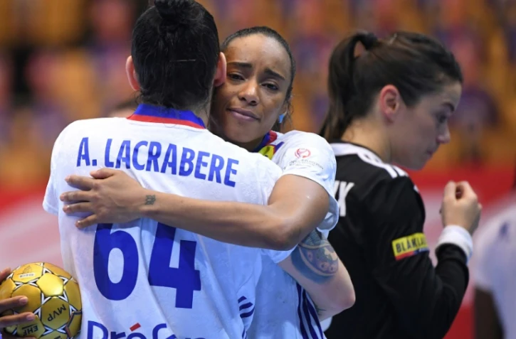 La déception des cadres de l'équipe de France Alexandra Lacrabère, Estelle Nze Minko et CléopâtreDarleux à l'issue de la finale de l'Euro de hand perdue face à la Norvège à Herning, le 20 décembre 2020