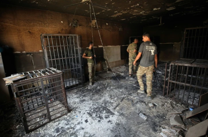 Des soldats des forces progouvernementales irakiennes inspectent une prison qui avait été contrôlée par l'EI à Falloujah, en Irak, le 30 juin 2016