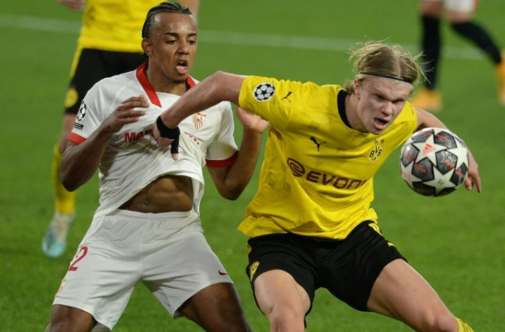 Le buteur de Dortmund Erling Haaland (d) à la lutte avec le défenseur de Séville Jules Koundé en 8e de finale aller de Ligue des champions, le 17 février 2021 à Séville