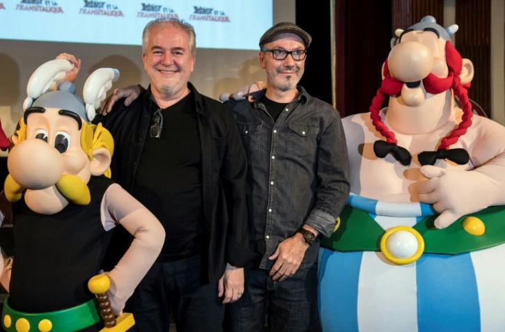 Entre Astérix et Obélix, le dessinateur Didier Conrad (g) et le scénariste Jean-Yves Ferri, le 9 octobre 2017 à Paris