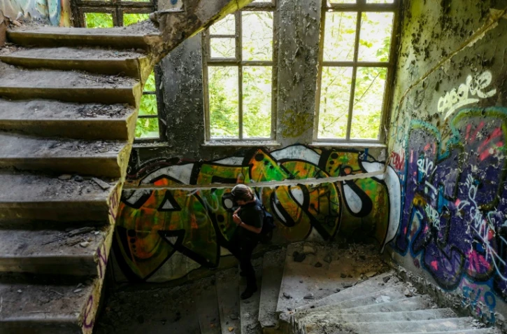 L'explorateur urbain chevroné Ciaran Fahey, dans un bâtiment abandonné de Berlin, le 12 mai 2017