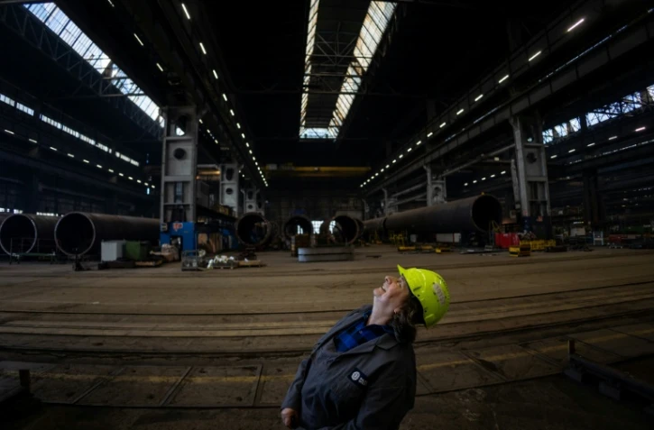 Halina Krauze, une grutière de 65 ans, pose dans un hangar des chantiers naval de Gdansk, le 6 mars 2026