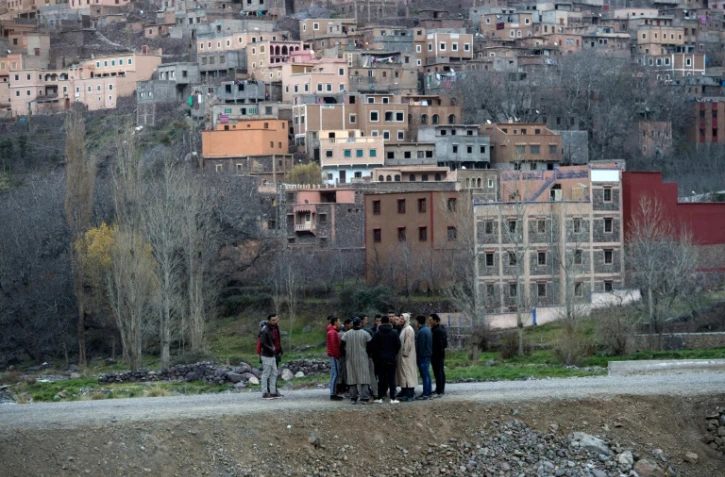 Des villageois rassemblés dans le village de Imlil, au pied du massif du Toubkal, dans le sud du Maroc, le 18 décembre 2018
