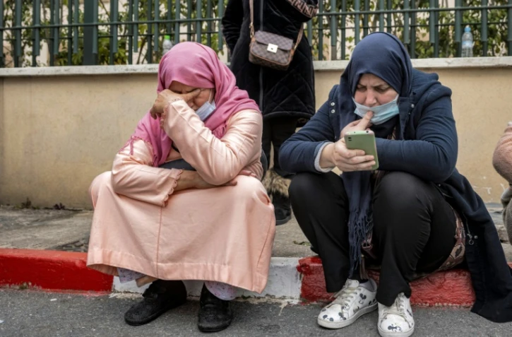 Des familles de Marocains bloqués en Ukraine attendent devant le ministère des Affaires étangères à Rabat le 25 février 2022
