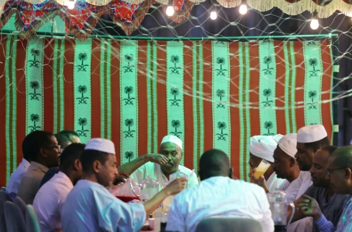 Des Soudanais bloqués, en Arabie saoudite, se retrouvent pour l'iftar collectif, le repas de rupture de jeûne du ramadan, le 27 mars 2024 à Ryad 