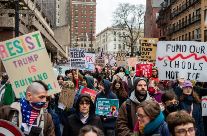 Des personnes manifestent à Boston contre la police de l'immigration le 10 janvier 2026 après la mort d'une femme lors d'une opération à Minneapolis 