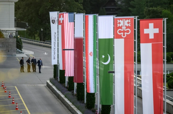 Les drapeaux de la Suisse, des Etats-Unis, du Qatar, du Pakistan et du canton suisse de Nidwalden sont photographiés au complexe hôtelier de Bürgenstock, en Suisse, le 21 juin 2026