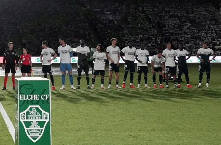 Les joueurs du Real Madrid arborent le maillot de soutien à Ceuta avant un match le 15 septembre 2026 à Elche. A droite sur la photo, Vinicius et Mbappé n'ont enfilé le t-shirt qu'à moitié, de même que Konate (troisième à partir de la gauche)