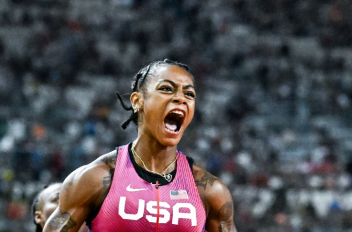 L'athlète américaine Sha'Carri Richardson célèbre après avoir remporté la finale du 100 m féminin aux Mondiaux d'athlétisme à Budapest en Hongrie le 21 août 2023