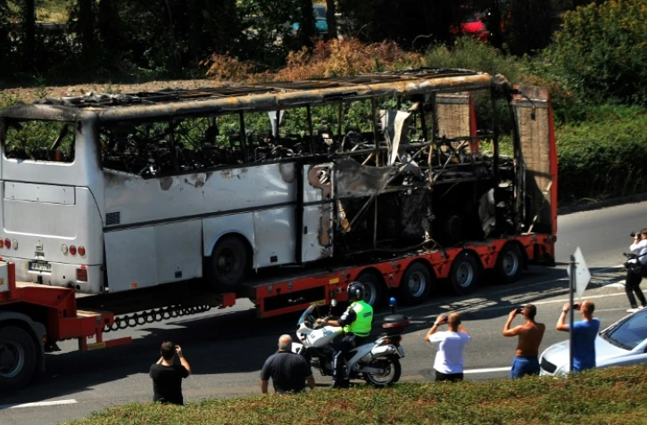 L'autocar endommagé par une explosion visant un groupe de touristes israéliens à l'aéroport de Bourgas en Bulgarie le 19 juillet 2012