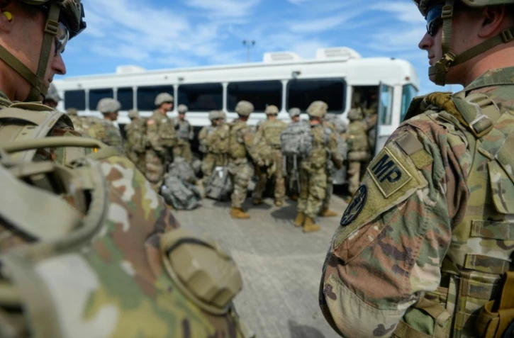 Des soldats arrivent à l'aéroport Valley International d'Harlingen au Texas pour conduire les premières opérations de l'opération "Patriote fidèle" le long de la frontière avec le Mexique, le 1er novembre 2018 (transmise par l'US Air Force)