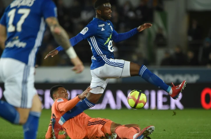 L'Ivorien de Strasbourg Kevin Zohi taclé par le Néerlandais de Lyon Kenny Tete en Ligue 1 le 9 mars 2019 à Strasbourg