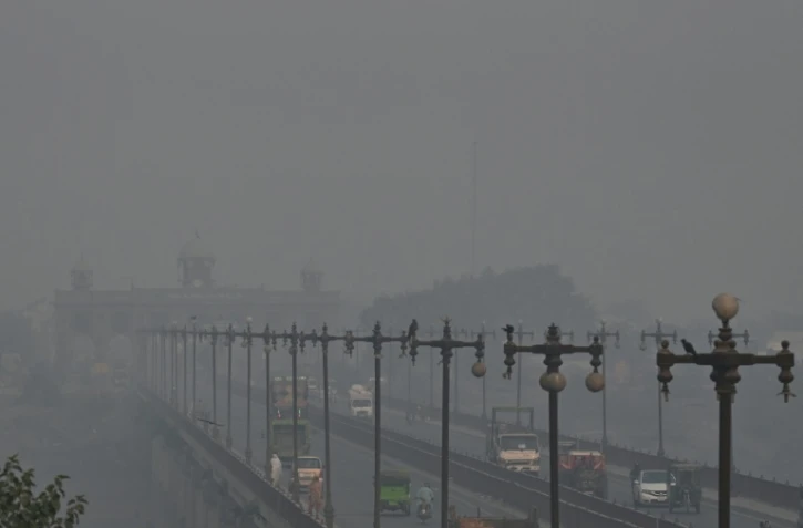La ville de Lahore, au Pakistan, plongée dans un épais brouillard de pollution, le 24 octobre 2025