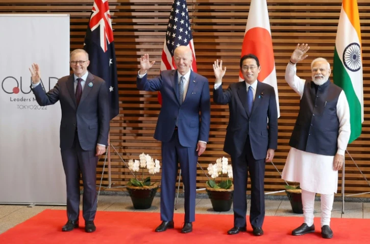 Le Premier australien Anthony Albanese (G), le président américain Joe Biden, le Premier ministre japonais Fumio Kishida et le Premier ministre indien Narendra Modi (D) avant le sommet du Quad à Tokyo le 24 mai 2022