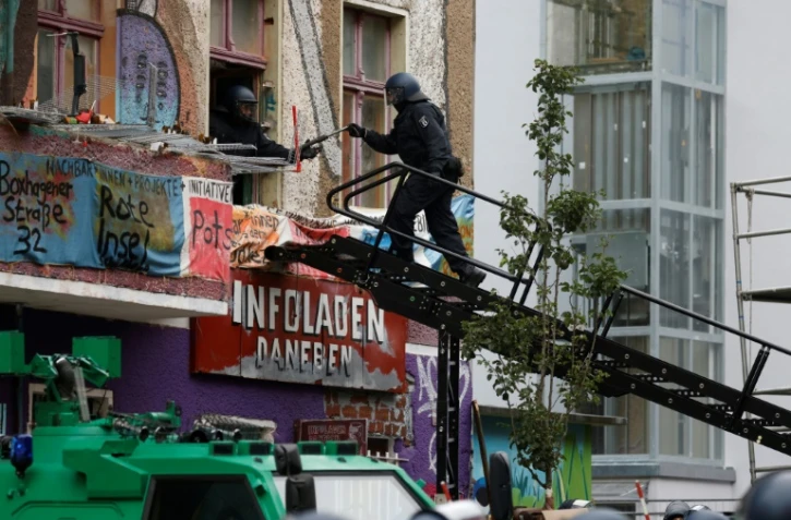 La police allemande évacue un immeuble squatté "Liebig 34" dans la banlieue est de Berlin, le 9 octobre 2020