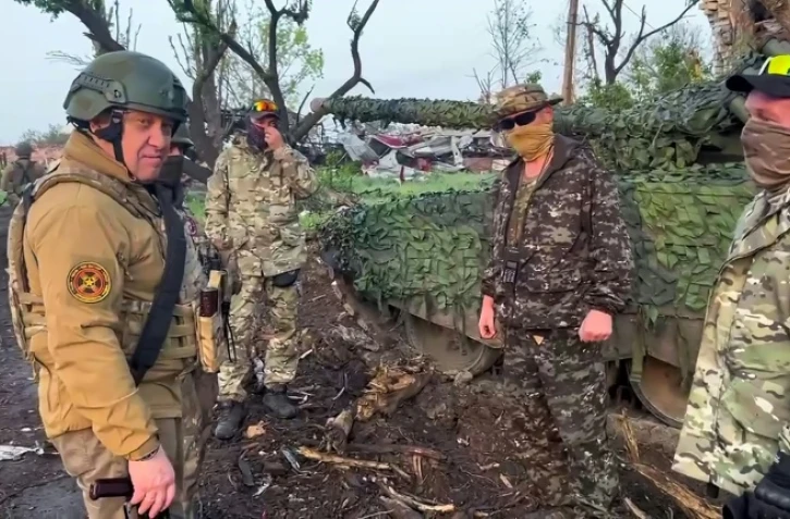 Cette capture d’une vidéo diffusée le 25 mai 2023 sur le compte Telegram du service de presse de Concord, une société liée au chef du groupe mercenaire russe Wagner, Evguéni Prigojine, montre Evguéni Prigojine s'entretenant avec ses combattants à Bakhmout