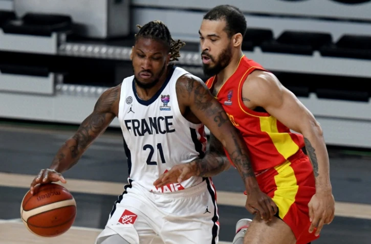 Le meneur français Andrew Albicy (g) aux prises avec le meneur monténégrin Justin Cobbs lors du match de qualification à l'Euro 2022, à Podgorica, le 20 février 2021