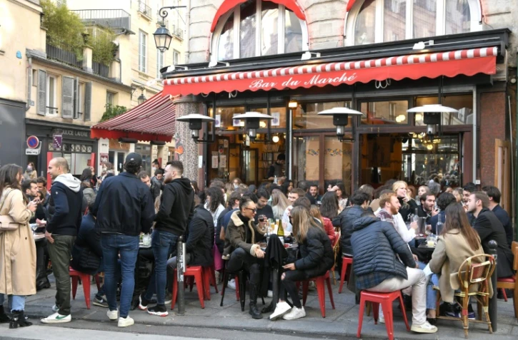 Des clients assis ou debout en terrasse de café à Paris, le 19 mai 2021