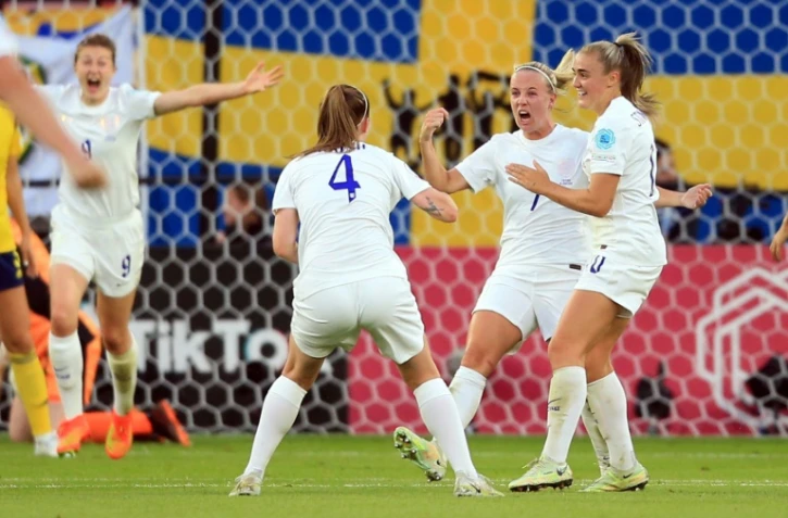 La joie de l'attaquante anglaise Beth Mead (c), félicitée par ses coéquipières, après avoir ouvert le score face à la Suède, lors de leur demi-finale de l'Euro, le 26 juillet 2022 à Sheffield