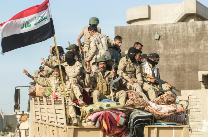 Des combattants sunnites progressent dans le quartier Tel Rumman le 10 mars 2017 à Mossoul