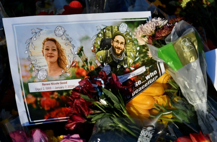 Une carte avec les photos de Renee Good et Alex Pretti sur un lieu de commémoration à Minneapolis, dans le Minnesota, le 27 janvier 2026