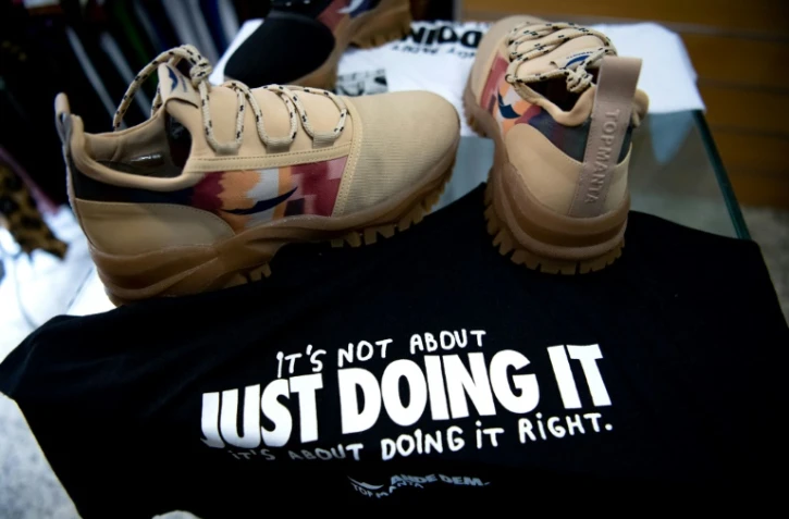 Des baskets de la marque Top Manta, créées par le syndicat des vendeurs à la sauvette, le 11 juin 2021 à Barcelone, en Espagne