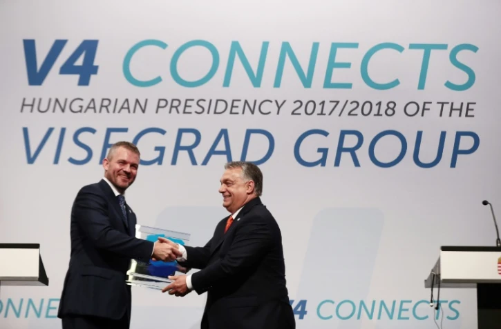 Le Premier ministre hongrois Viktor Orban salue son homolgue slovaque Peter Pellegrini lors d'une conférence de presse à Budapest le 21 juin 2018