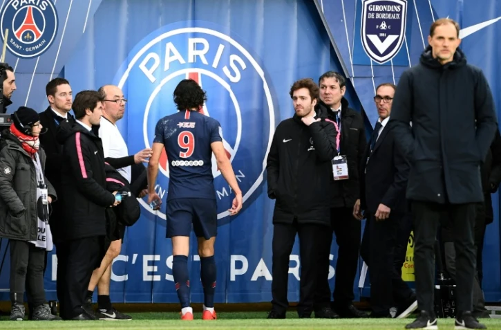 L'attaquant du PSG Edinson Cavani quitte la pelouse, blessé, lors du match contre Bordeaux, le 9 février 2019 au Parc des Princes