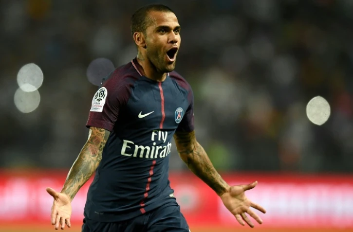La recrue du PSG Dani Alves après un but lors du Trophée des champions face à Monaco, le 29 juillet 2017 à Tanger