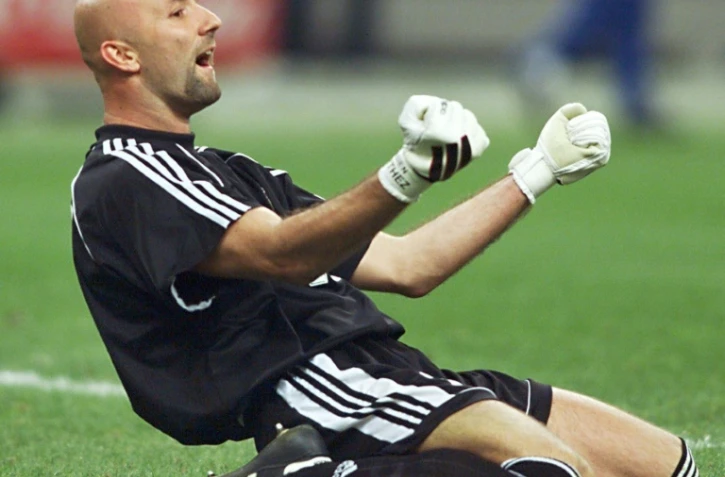 Le gardien de but des Bleus en 1998 Fabien Barthez jubile à la fin de la demi-finale contre la Croatie, au Stade de  France à Saint-Denis, le 8 juillet 1998 