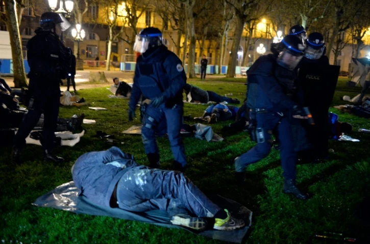 Les forces de l'ordre au secours de supporteurs dans une fan-zone, lors d'une simulation d'attentat Place des Quinconces à Bordeaux, le 4 avril 2016