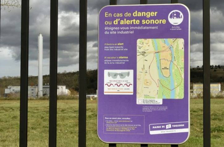 Un panneau d'avertissement placardé sur l'entrée de l'usine AZF à Toulouse, sur une photo  prise le 1er mars 2017