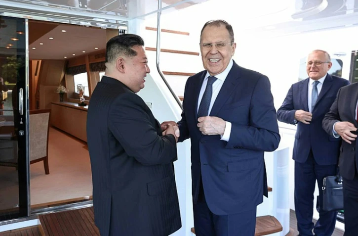 Le dirigeant nord-coréen Kim Jon Un (à droite) reçoit le ministre russe des Affaires étrangères Sergueï Lavrov à Wonsan, sur la côte est de la Corée du Nord, le 12 juillet 2025