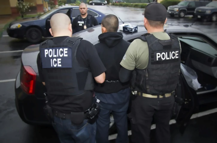 Photo fournie le 11 février 2017 par les services américains de l'Immigration et des Douanes (ICE) de l'arrestation d'un homme lors d'une opération le 7 février 2017 à Los Angeles