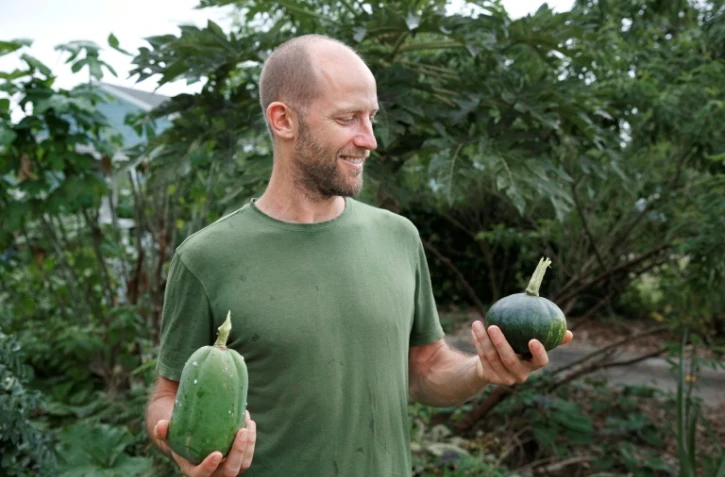 Rob Greenfield, 33 ans, ici le 4 novembre 2019 dans le jardin où il vit depuis un an à Orlando, en Floride, souhaite inciter les gens à vivre de manière durable