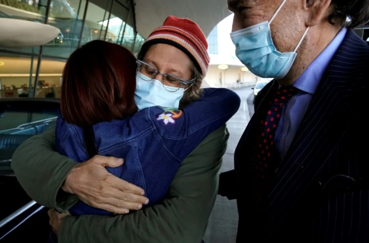 Le journaliste Danny Fenster (au centre) et sa mère Rose Fenster à l'aéroport JFK le 16 novembre 2021