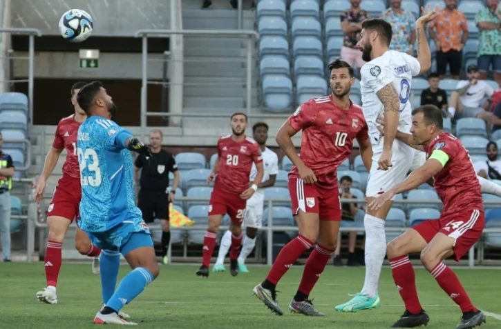 L'attaquant français Olivier Giroud ouvre la marque de la tête contre Gibraltar, le 16 juin 2023 à Faro (Portugal) 