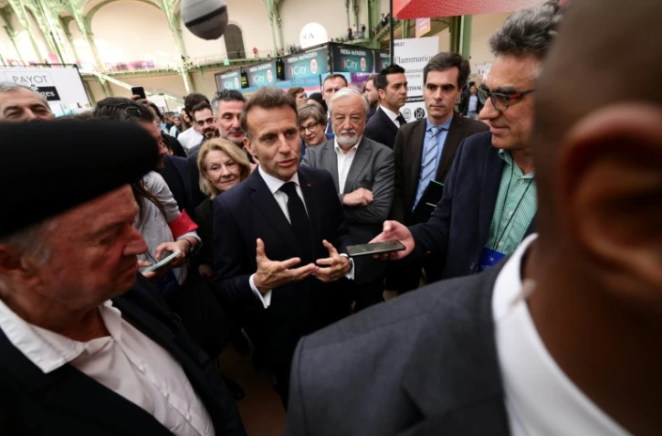 Le président Emmanuel Macron en visite au festival du livre de Paris, le 17 avril 2026