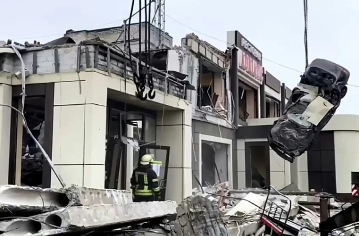 Capture réalisée à partir d'une photo transmise par le ministère russe des situations d'urgence, le 3 février 2024,  montrant les ruines d'une boulangerie après un bombardement dans la ville ukrainienne occupée de Lyssytchansk, dans l'est du pays