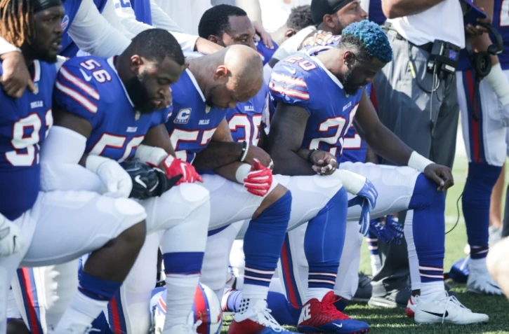 Les joueurs de l'équipe de football américain des Buffalo Bills posent un genou à terre pendant l'hymne national, avant un match contre les Broncos de Denver, le 24 septembre 2017 à Orchard Park