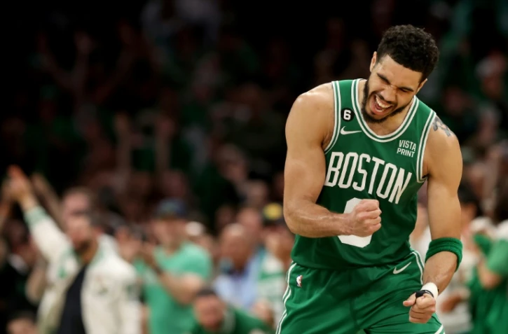 L'ailier des Celtics de Boston Jayson Tatum contre les Sixers de Philadelphie lors du match numéro 7 des demi-finales de la conférence Est de la NBA, le 14 mai 2023 au TD Garden de Boston